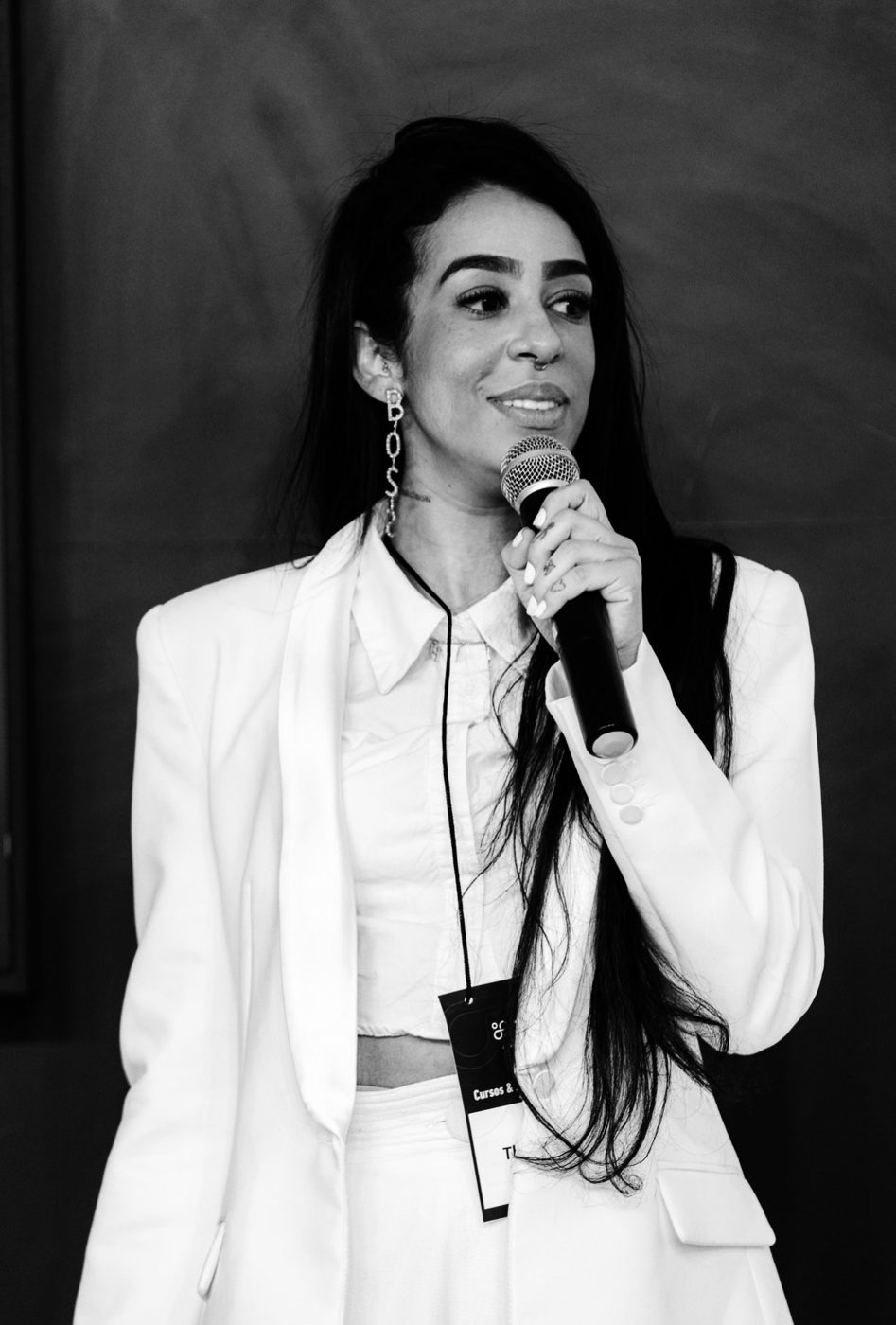 Thaís Rosa palestrando com microfone