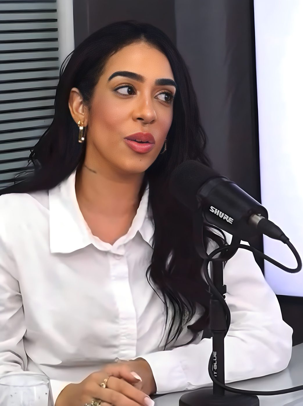 Thaís Rosa em entrevista de podcast